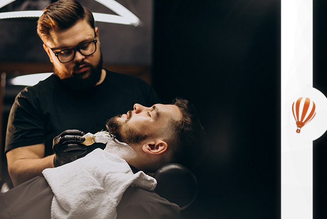 Uma cadeira de barbeiro em uma barbearia com um espelho na parede